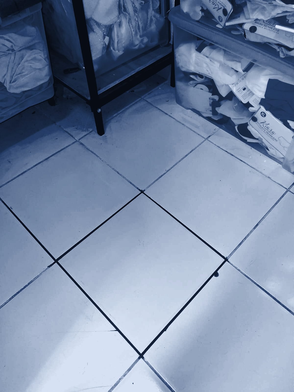 Piso de la sala de ventas con las palmetas nuevas instaladas